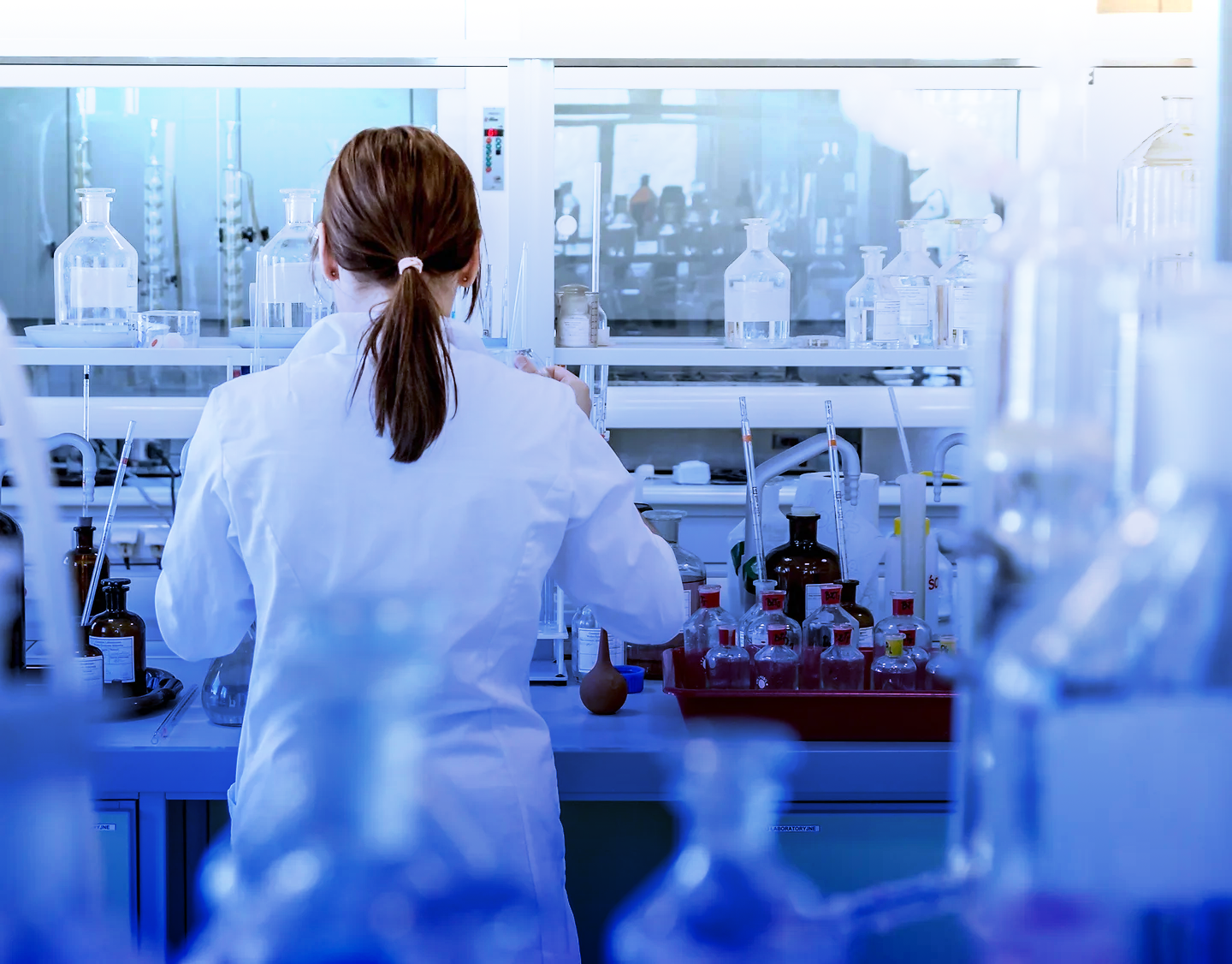 Chercheuse en laboratoire